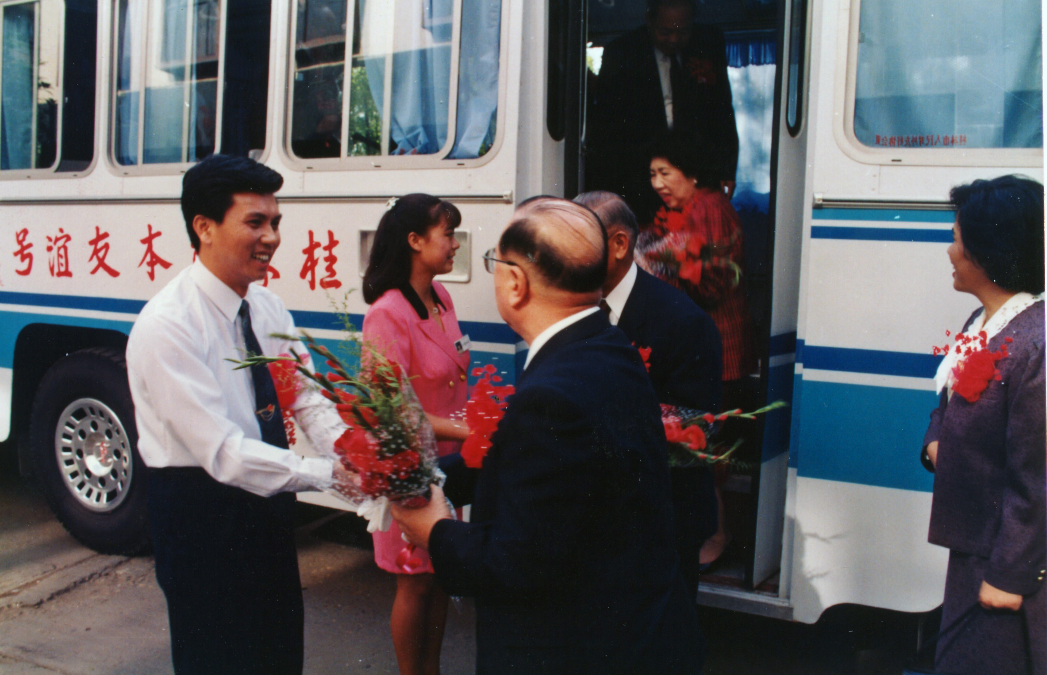 桂林市市長(zhǎng)與熊本市市長(zhǎng)乘坐熊本號(hào)車(chē)！.jpg